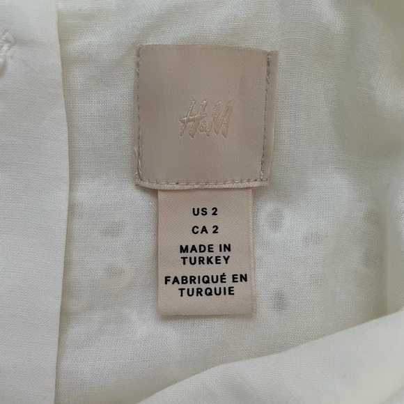 H&M Eyelet cutout romper. Size: 2 - Picture 4 of 4